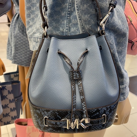 MICHAEL KORS 
Reed Md Pebbled Leather Belted Bucket Messenger Satchel Crossbody - Picture 2 of 16